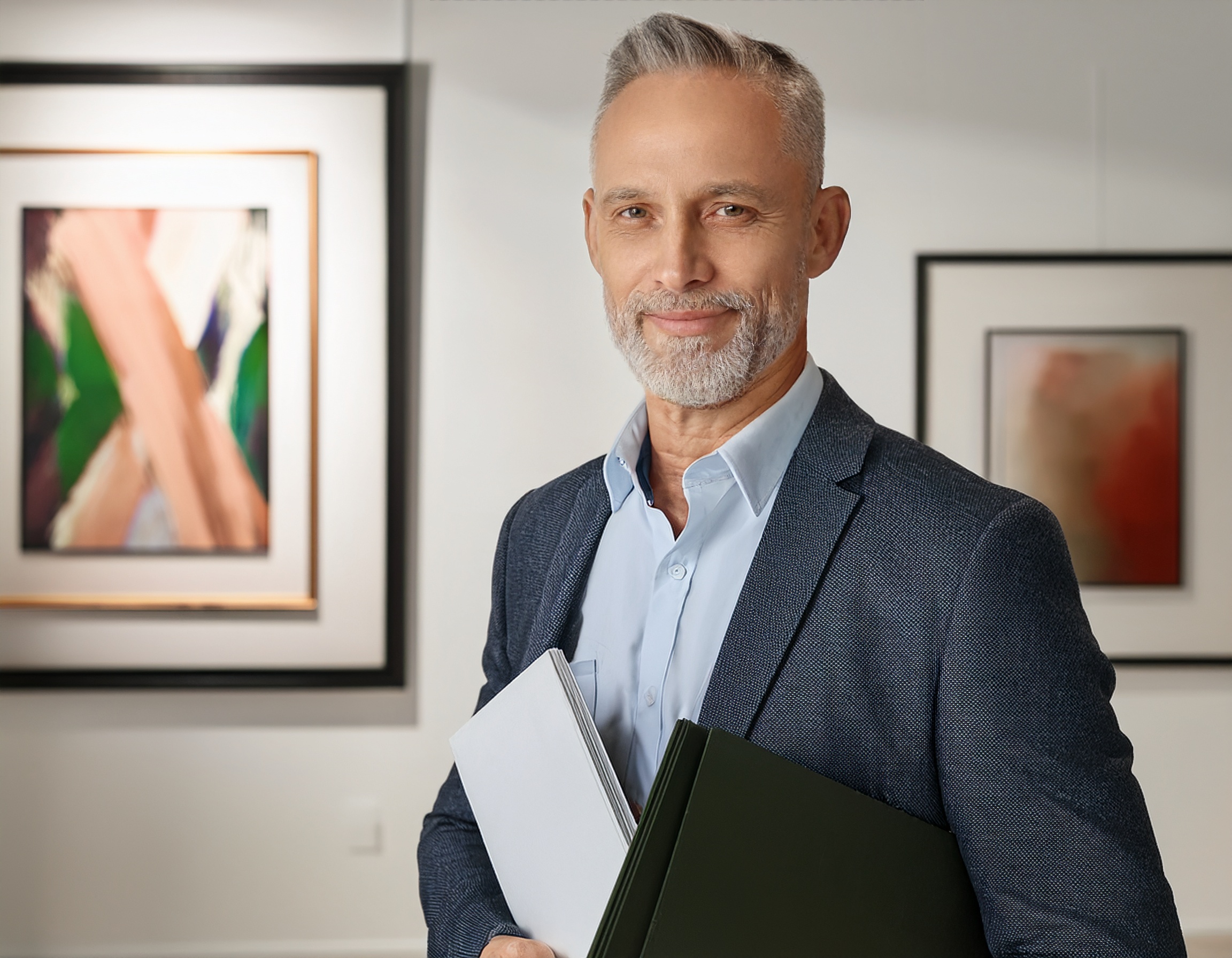 Porträt eines männlichen Beraters in formeller Kleidung mit freundlichem Ausdruck.