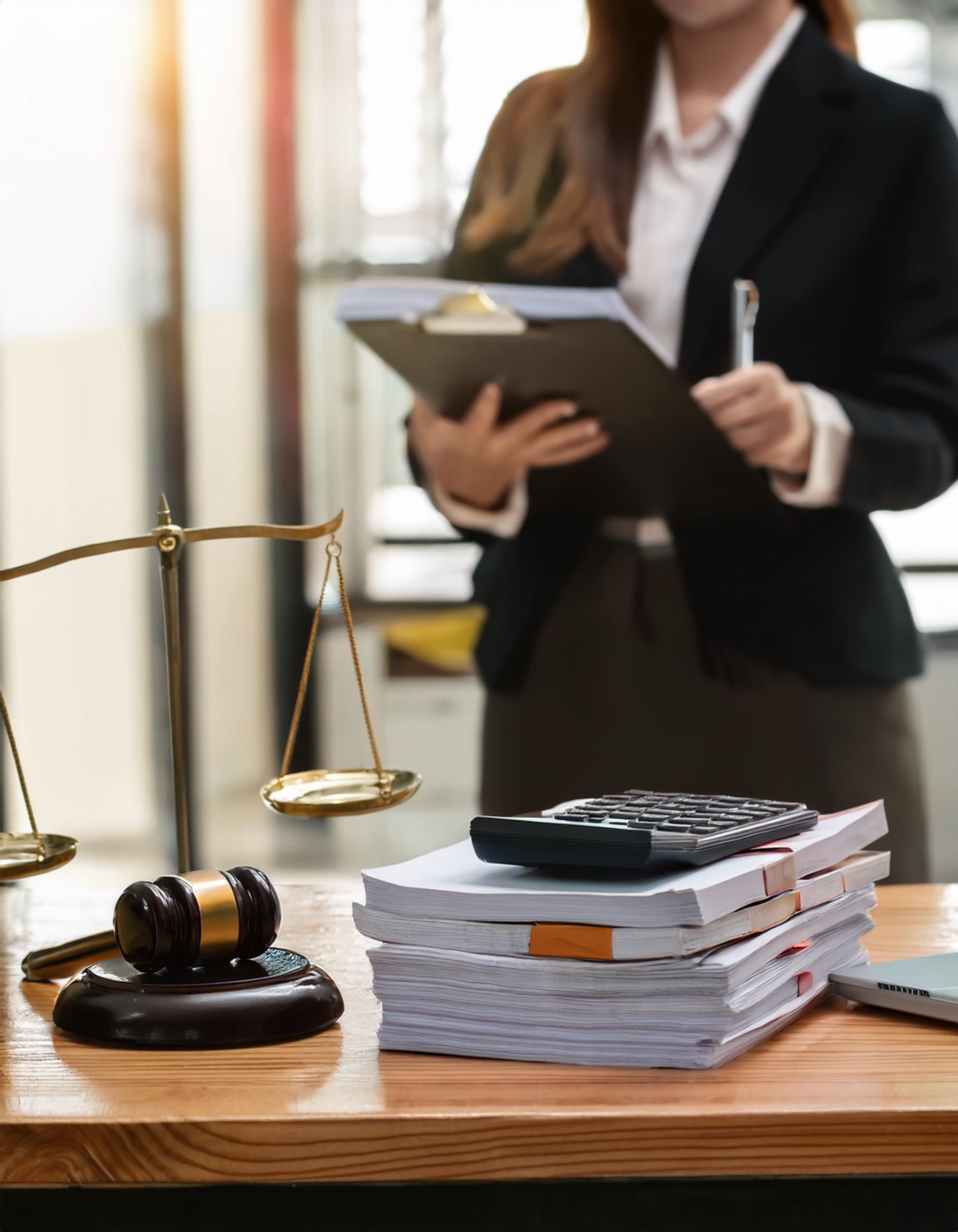 Steuerdokumente und Akten in einem eleganten Büro
